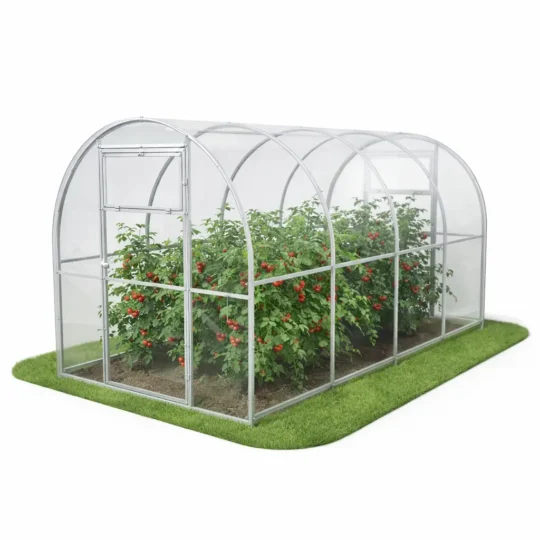 Szklarnia ogrodowa 2 × 4 m z poliwęglanu z łukową konstrukcją i roślinami pomidorów w środku.